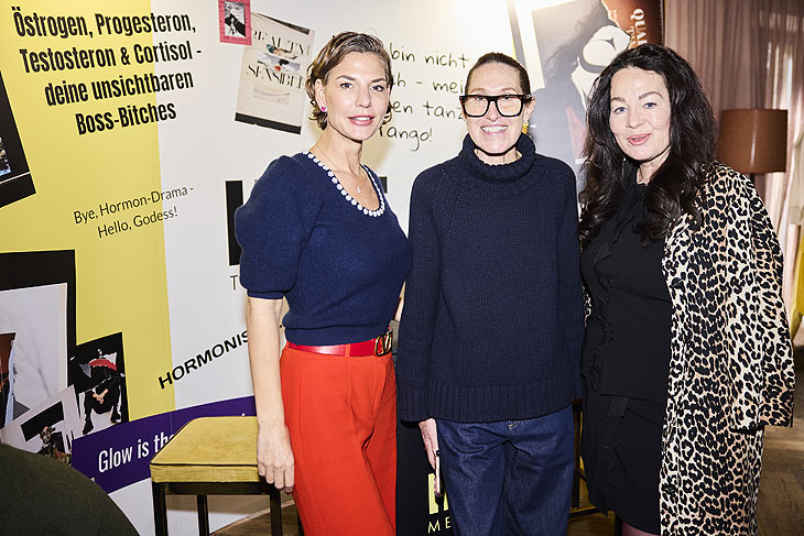 Sarah Kronsbein, Annette Weber, Michaela Aschberger: Buchpr&auml;sentation &bdquo;The Me Code&ldquo; von Autorin Jana Schmitt-Gau im &bdquo;Grapes&ldquo; im Cortiina Hotel in M&uuml;nchen (&copy;Foto:PR/The me code) 